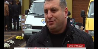 Предприниматель Ивано-Франковска подарил бойцам батальона "Азов" два микроавтобуса
