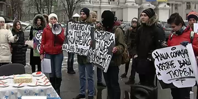 Возле МИД Украины отпраздновали день рождения Кольченко, заключенного в России