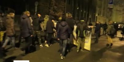 Порошенко пообещал фанатам, что не отдаст России футбольный Крым