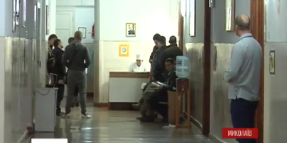 В Николаеве студенты в военном госпитале ежедневно ухаживают за бойцами