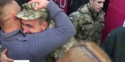 В Житомире полсотни бойцов вернулись из зоны АТО домой в двадцатидневной отпуск