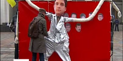 Под Раду привели чучела кандидатов-коррупционеров