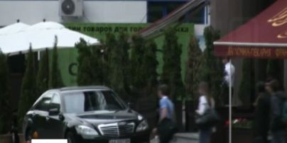 Кандидат-олігарх від Ляшка роз’їжджає на броньованому «Мерсі» з натовпом охоронців