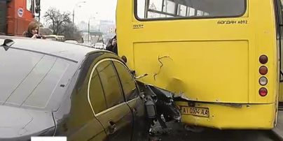 В Киеве автомобиль BMW протаранил маршрутку с пассажирами