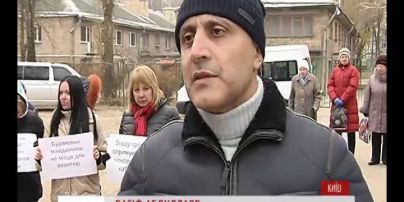 На Батыевой горе сегодня утром застройщик начал возводить мощный металлический забор