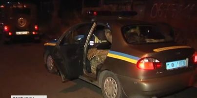 Диверсанты взорвали фугас под украинской военной колонной