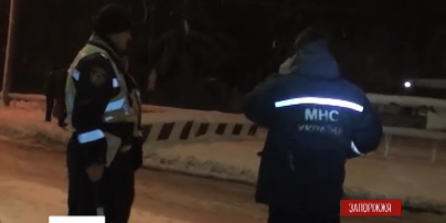 Почти полсотни автомобилей вытащили из-под снега в Запорожье