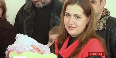Жену погибшего героя с младенцем из роддома забрали сослуживцы