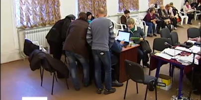 Кандидаты в депутаты блокируют работу одной из комиссий в Мариуполе