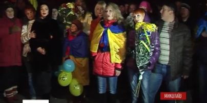 Сегодня ночью в Николаеве с почестями встретили защитников-десантников