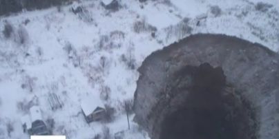 В российском Соликамске в земле образовалась огромная дыра