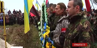 На Прикарпатье сотни людей провели в последний путь «киборга» Владимира Байдюка