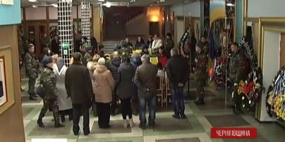 Сегодня несколько тысяч жителей Чернигова прощались с бойцами местного спецбатальона
