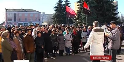 В Бердичеве около 300 человек пикетировали 63 окружком, требуя пересчета голосов