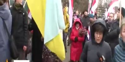 В Минске участников оппозиционного шествия задержали за украинский флаг