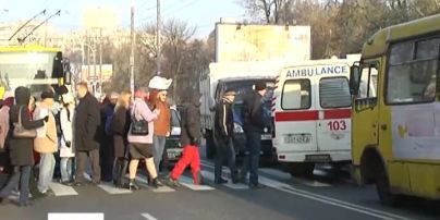 Киевляне перекрывают улицы и требуют включить тепло в квартирах