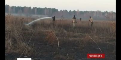 Из-за аномально сухой и засушливой осени на Чернигове горит более 5 гектаров торфяников