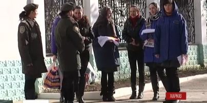 К Харьковской исправительной колонии прибыли женщины-осужденные с Луганщины