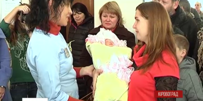 Товарищи забрали из роддома жену и младенца погибшего собрата