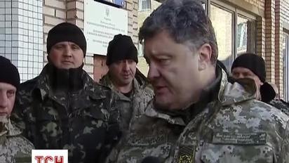 Порошенко на Донбассе поблагодарил военных и выразил возмущение депутатами