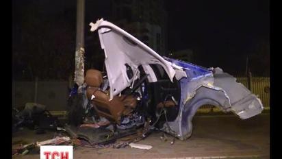 В Киеве «Maserati» врезался в столб и разлетелся на несколько частей