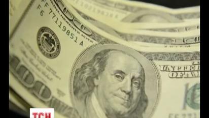 Від початку кризи національна валюта знецінилась вдвічі