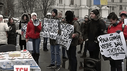 Біля МЗС України відсвяткували день народження Кольченка, ув'язненого у Росії
