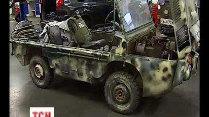 Співробітники модного автосалону взялися ремонтувати військові машини