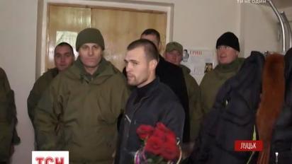 У дворі Луцького пологового будинку вишикувалася рота солдат