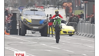 На Хрещатику показали фігурне катання на мотоциклах