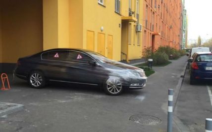 В Киеве неправильно припаркованное авто полностью обмотали пленкой
