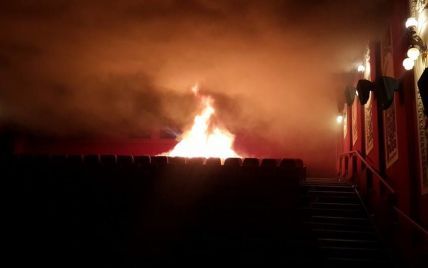 Пожежу в кінотеатрі "Жовтень" у Києві не можуть погасити вже годину (відео)