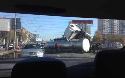 Перевернувшаяся автоцистерна перегородила проспект Победы в Киеве, образовалась гигантская пробка