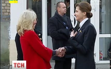 Джилл Байден поражена взаимопомощью украинцев и обещает содействие США беженцам и раненым