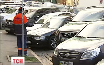 Эксперимент в Киеве: вместо парковщиков поставили контролеров, которые будут выписывать штрафы