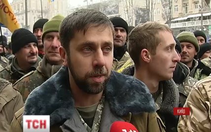 У Києві тисячі людей з прапорами і квітами зустрічали бійців 12-го батальйону