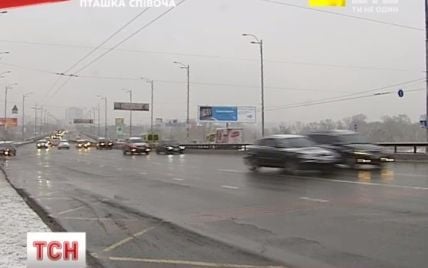 Киевских водителей призвали не пользоваться собственными автомобилями из-за воскресного снегопада