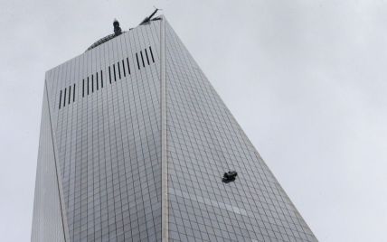 Двоє мийників вікон застрягли на 68-му поверсі Всесвітнього торгового центру в Нью-Йорку
