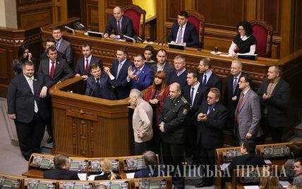 Члены партии Ляшко заблокировали трибуну Рады