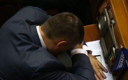 Опозиціонер Мірошниченко заснув під час засідання Ради