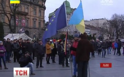 Вся Украина сегодня снова "восстала" и вышла на Майданы