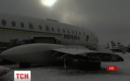 По дорогам Киева провезли два президентских самолета