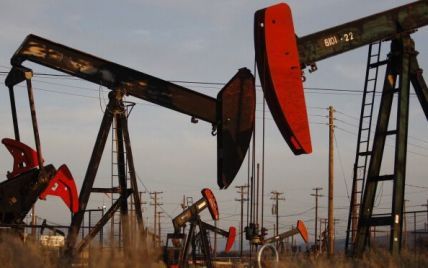 Стоимость нефти держится ниже 50 долларов