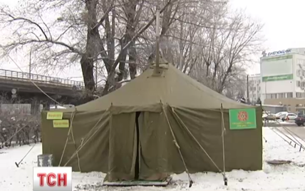 В столице открыли палатку для обогрева переселенцев с Востока
