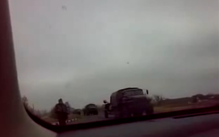 В Сети появилось видео, как в Украину из РФ заехали огромные колонны военной техники