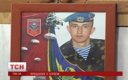 У львівському селі тисячі людей прощалися із бійцем, який героїчно загинув у Донецькому аеропорту