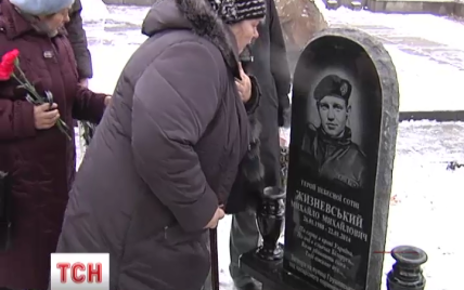 Погибшему активисту из Беларуси Жизневскому установили памятник на Майдане