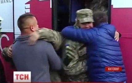 У Житомирі зустрічали героїчних "кіборгів", які півроку воювали на Донбасі