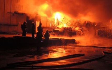 Огнеборцы показали "сердце" мощного пожара в Киеве