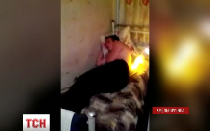 На Хмельнитчине двое студентов подожгли спину товарищу и выложили видео в Интернет